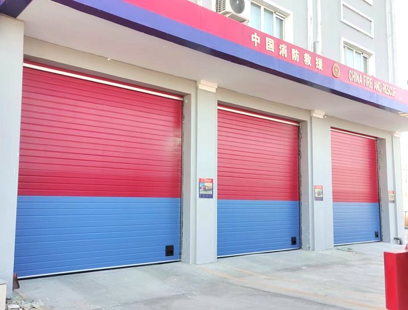泰州消防大队车库红色滑升门:专为快速出警打造的智能联动解决方案插图 泰州消防大队车库红色滑升门:专为快速出警打造的智能联动解决方案插图