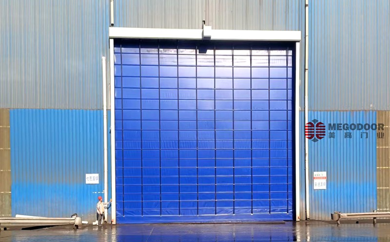 泰州背带拉动升降快速堆积门：高效抗风、耐用易维护插图1