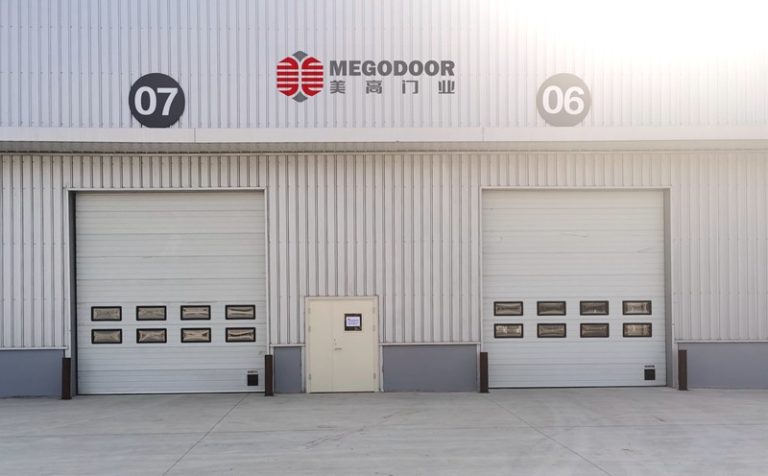 泰州电动保温翻板滑升门——高效节能、安全可靠的工业通行解决方案缩略图