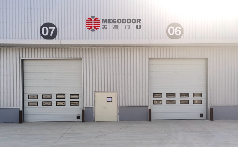 泰州电动保温翻板滑升门——高效节能、安全可靠的工业通行解决方案缩略图